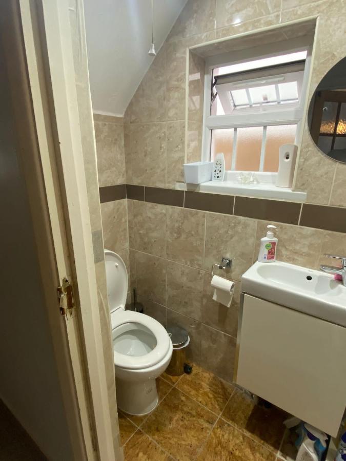 Comfortable Single Bedroom With Free On Site Parking Kingston upon Thames  Exteriör bild