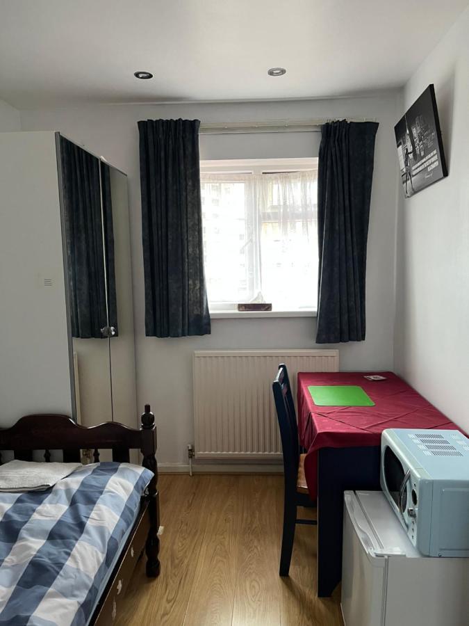 Comfortable Single Bedroom With Free On Site Parking Kingston upon Thames  Exteriör bild