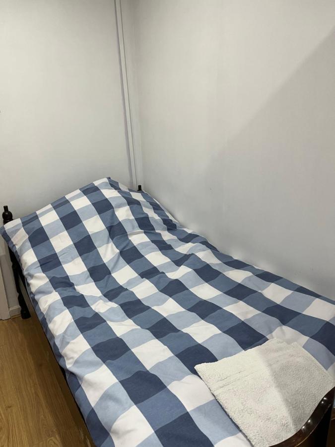 Comfortable Single Bedroom With Free On Site Parking Kingston upon Thames  Exteriör bild